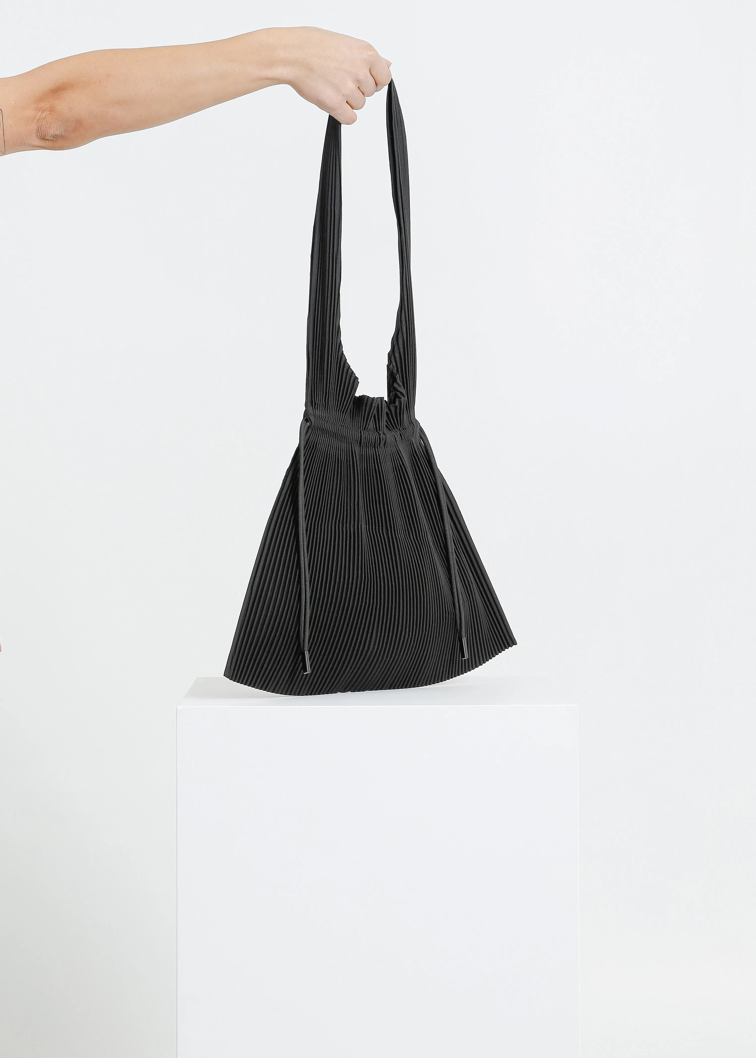 ASH PLEAT TOTE / BLACK