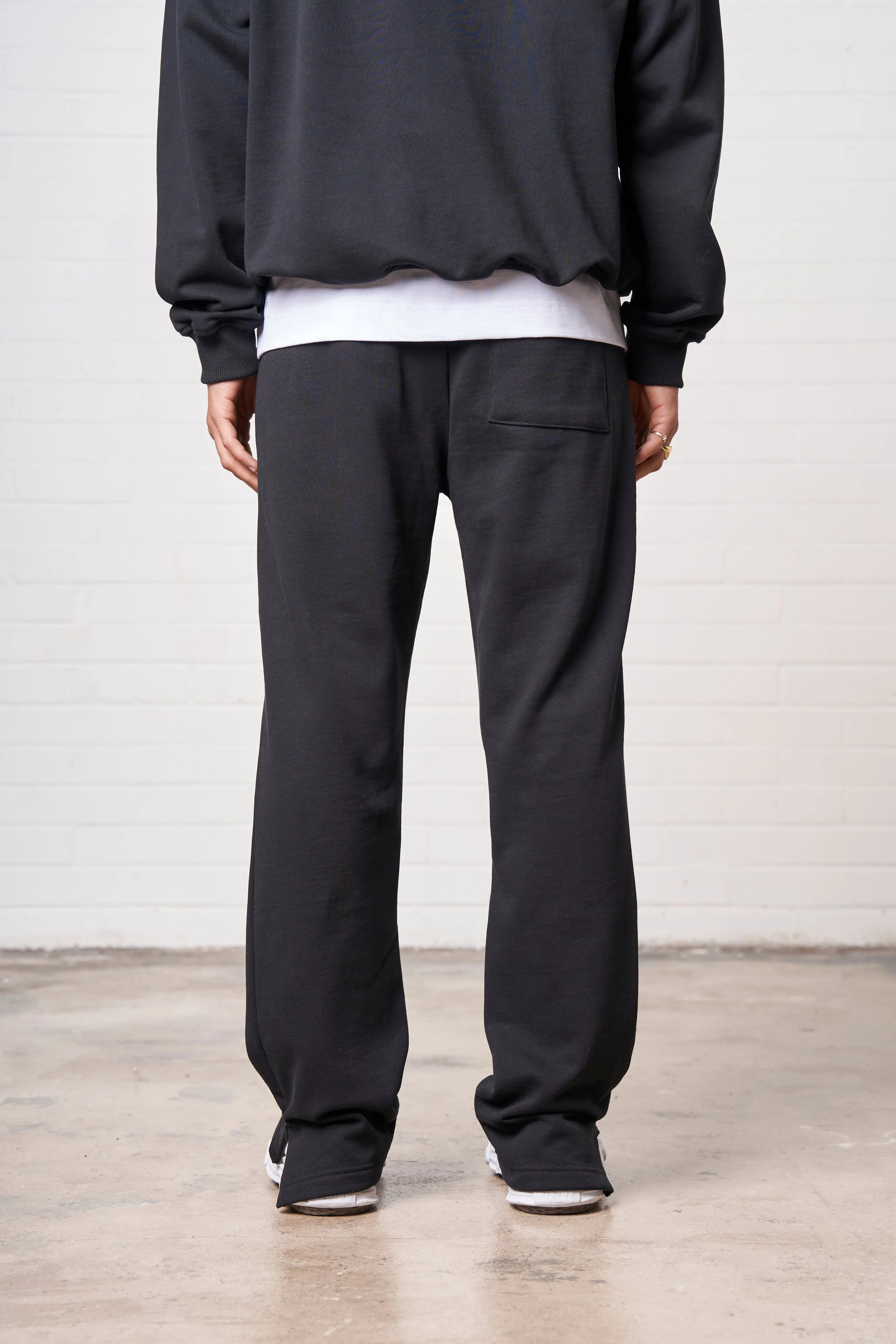 HEAVYWEIGHT APPLIQUE EMBLEM JOGGERS - BLACK