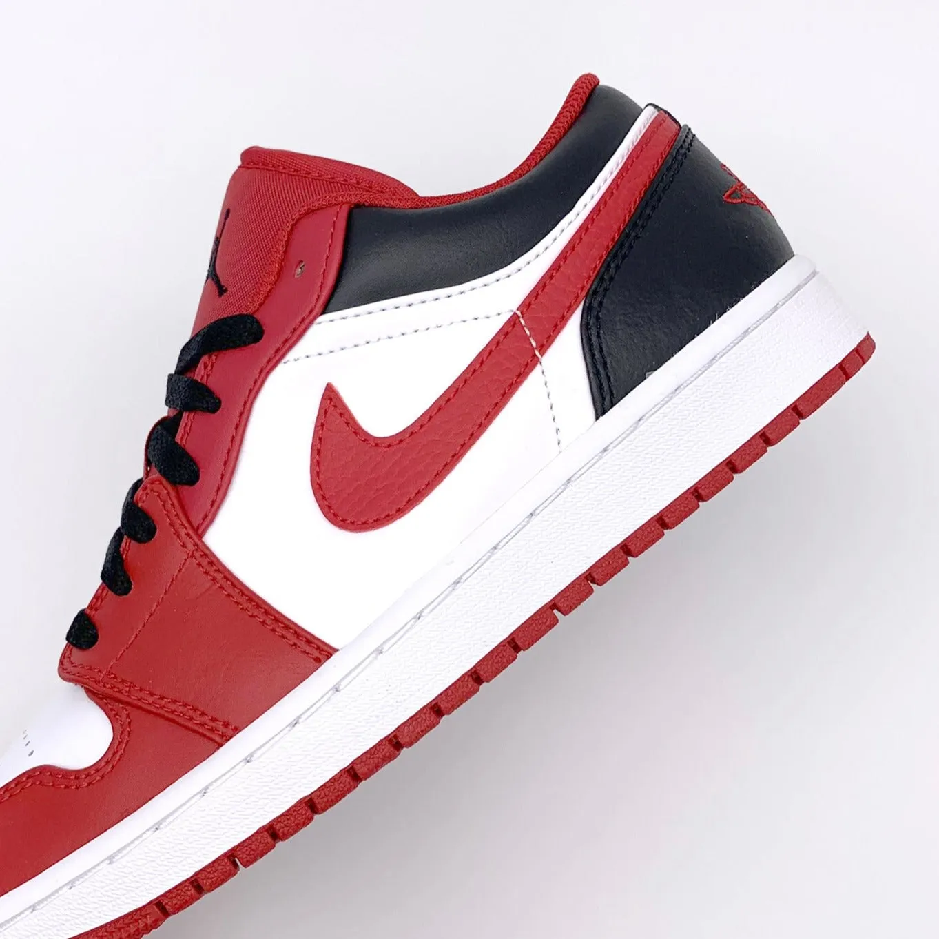 Jordan 1 Low Bulls