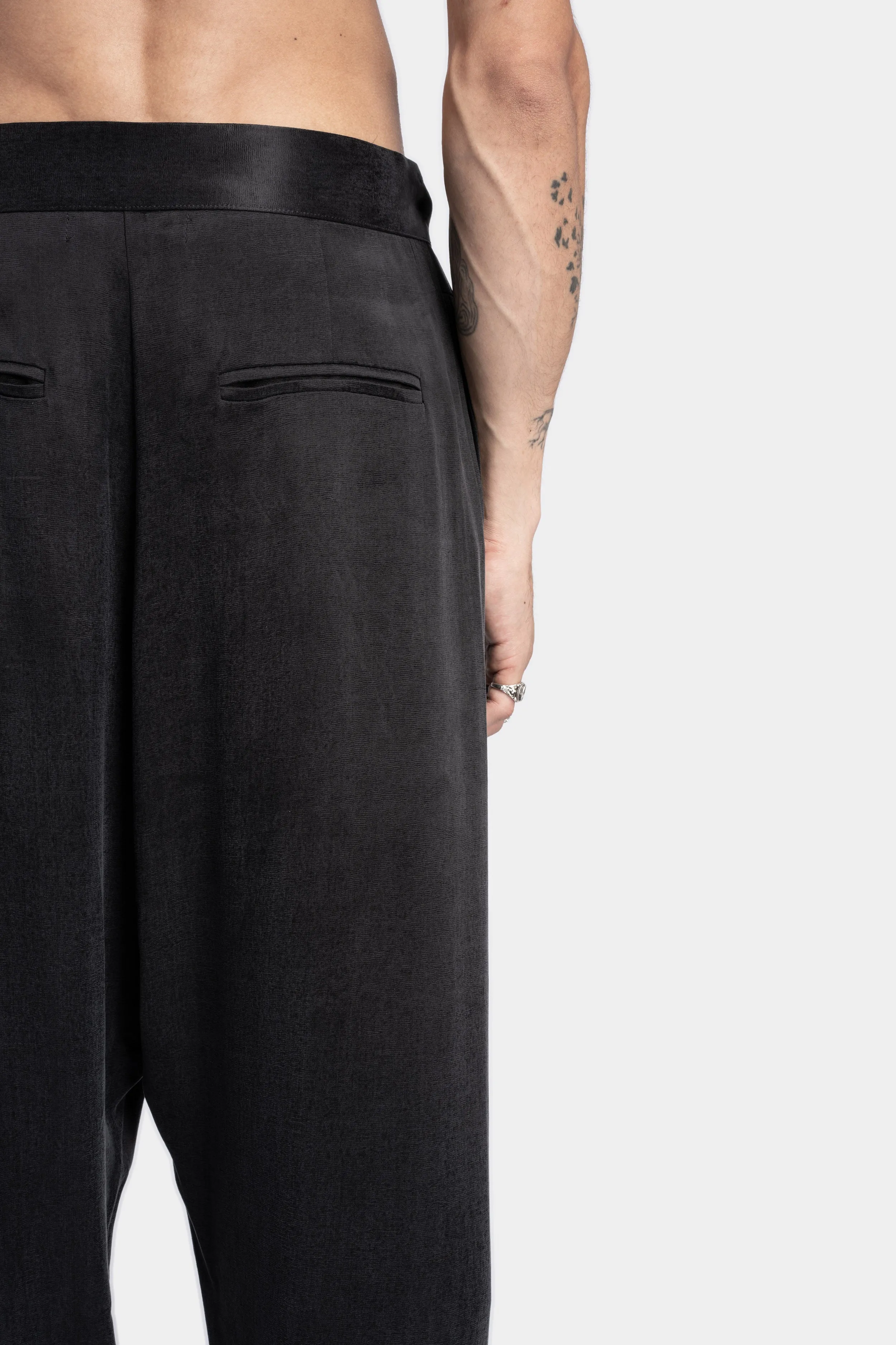 Pleated oversized pants