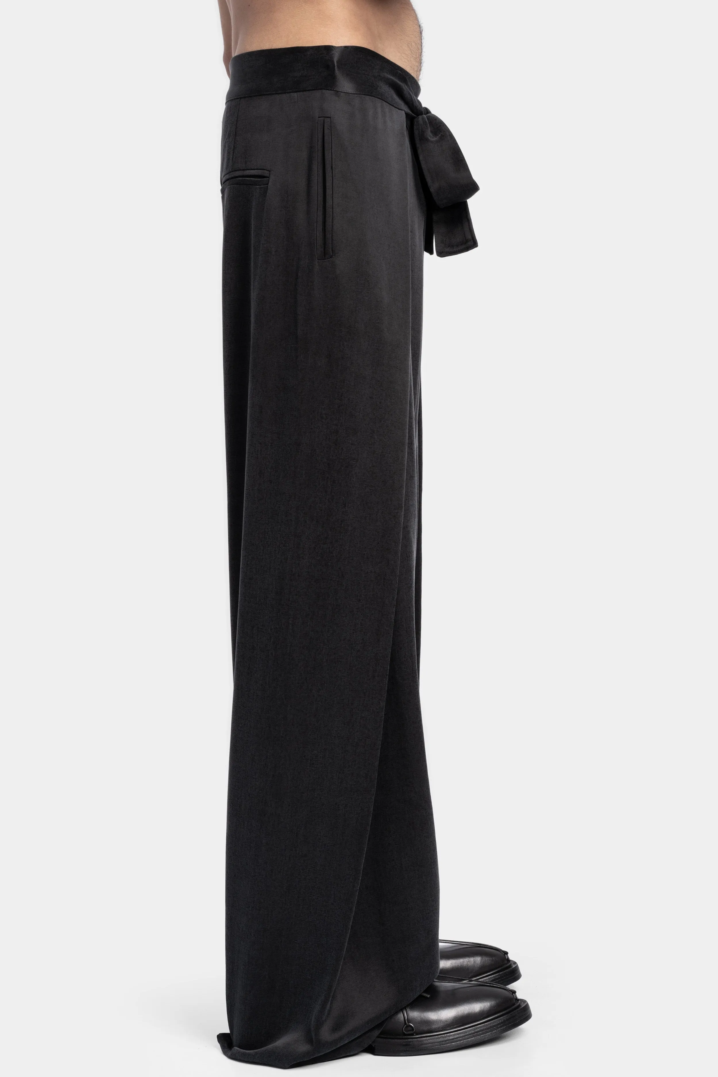 Pleated oversized pants